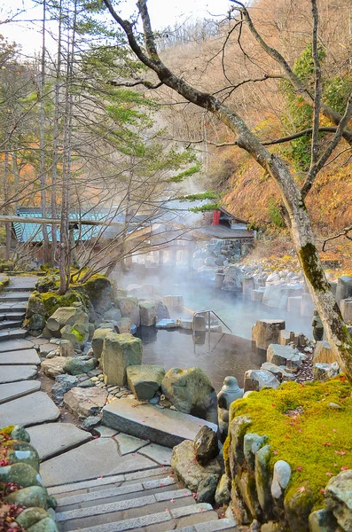Горячий источник на открытом воздухе с каменной тропинкой, Онсен в Японии в Autum — стоковое фото