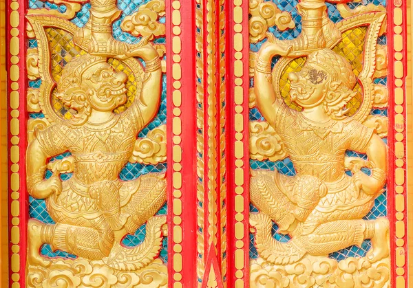 El hanuman dorado tallado en puerta roja en templo buddhism — Foto de Stock