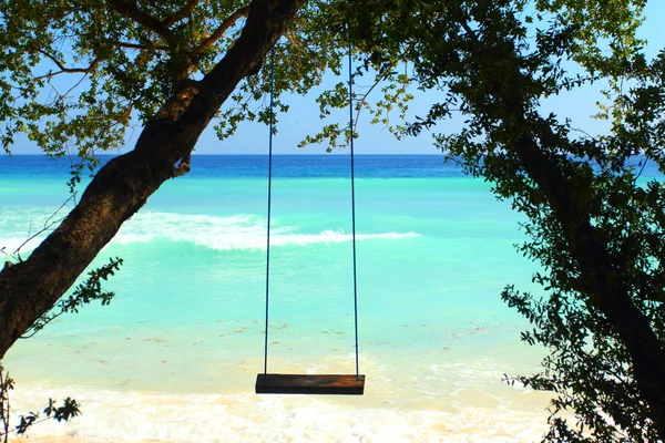 Swing en la playa del paraíso — Foto de Stock