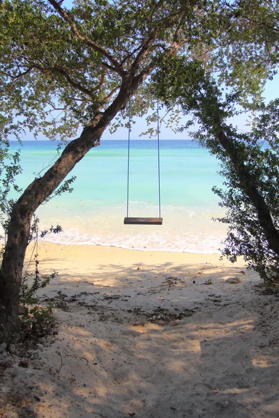 Altalena sulla spiaggia paradiso — Foto Stock