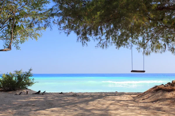 Swing en la playa del paraíso — Foto de Stock