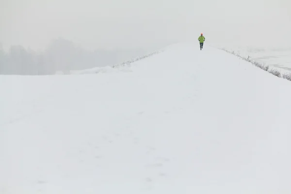 Runner in the snow — Stock Photo, Image