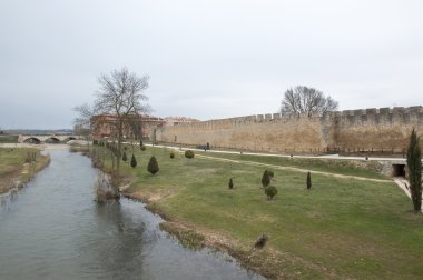 Duvar ve El Burgo de Osma Nehri