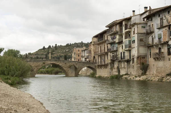 Rivière, pont et la ville de Valderrobres — Photo