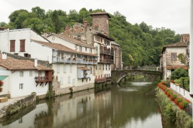 Nehir ve köprü SAINT Jean PIED de bağlantı noktası
