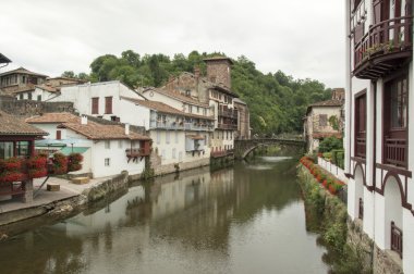 Nehir ve köprü SAINT Jean PIED de bağlantı noktası