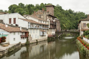 Nehir ve köprü SAINT Jean PIED de bağlantı noktası