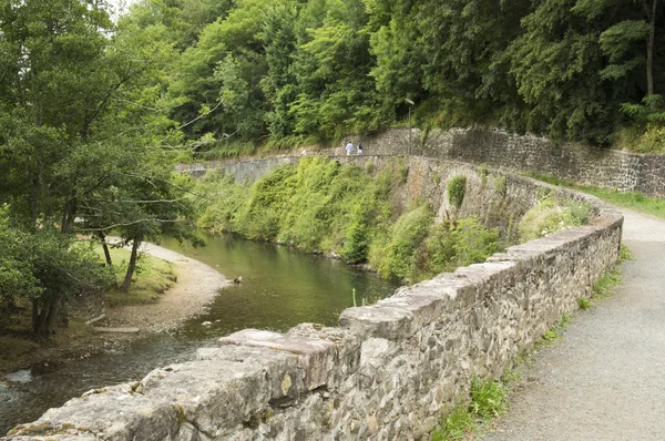 Spaziergang entlang des Flusses in Saint Jean pied de port — Stockfoto