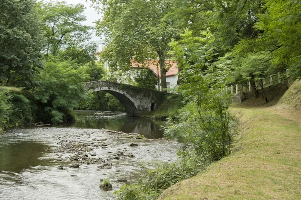 Spaziergang entlang des Flusses in Saint Jean pied de port — Stockfoto