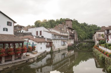 SAINT Jean PIED de bağlantı noktası Nehri boyunca yürümek