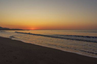 İspanya 'nın Costa Azahar sahilinde huzurlu bir gün doğumu.