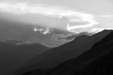 İspanya, Aran Vadisi 'nde siyah beyaz bulutlu bir gün batımı