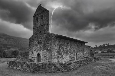 İspanya, Asturias 'ta fırtınanın altında eski bir inziva yeri.