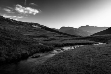 İspanya 'nın Aran Vadisi' nde küçük bir dere.