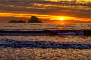 Deniz kenarında güzel ve görkemli bir gün batımı, İspanya