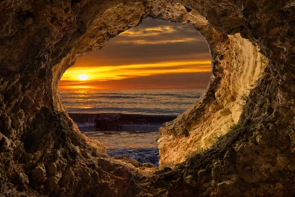 Ένα Όμορφο Και Εντυπωσιακό Ηλιοβασίλεμα Δίπλα Στη Θάλασσα Ισπανία — Φωτογραφία Αρχείου