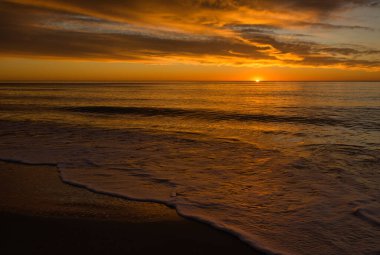Sahilden güzel ve sakin bir gün doğumu.