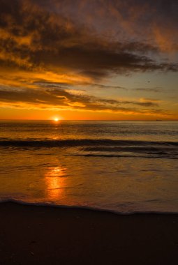 Sahilden güzel ve sakin bir gün doğumu.