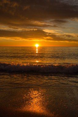 Sahilden güzel ve sakin bir gün doğumu.