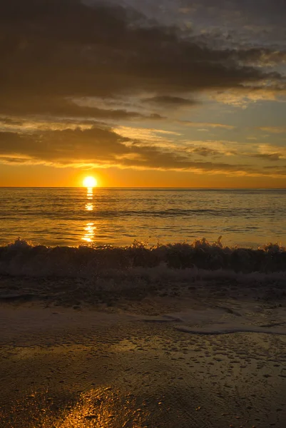 Sahilden güzel ve sakin bir gün doğumu.