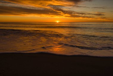 Sahilden güzel ve sakin bir gün doğumu.