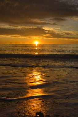 Sahilden güzel ve sakin bir gün doğumu.