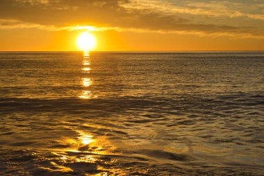 Sahilden güzel ve sakin bir gün doğumu.