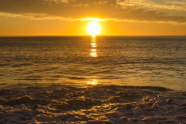 Sahilden güzel ve sakin bir gün doğumu.