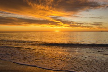 Sahilden güzel ve sakin bir gün doğumu.