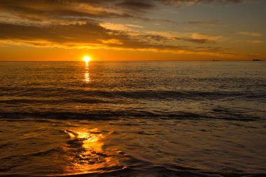 Sahilden güzel ve sakin bir gün doğumu.