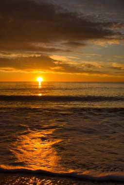 Sahilden güzel ve sakin bir gün doğumu.