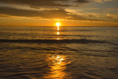 Sahilden güzel ve sakin bir gün doğumu.