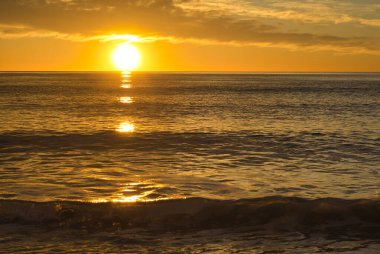 Sahilden güzel ve sakin bir gün doğumu.
