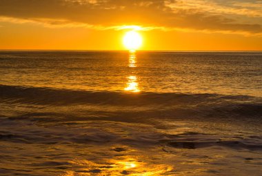 Sahilden güzel ve sakin bir gün doğumu.