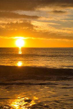 Sahilden güzel ve sakin bir gün doğumu.