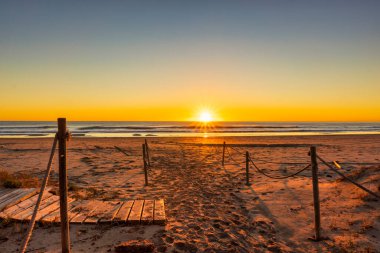 Güzel ve sakin bir gündoğumunda sahil.