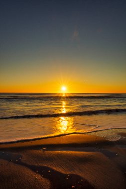 Güzel ve sakin bir gündoğumunda sahil.