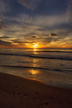 Sahilden güzel ve sakin bir gün doğumu.