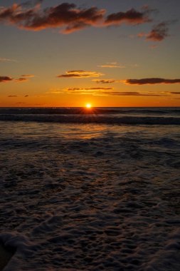İspanya sahilinden güzel bir gün doğumu.
