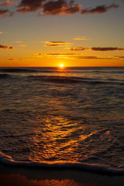 İspanya sahilinden güzel bir gün doğumu.