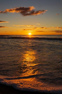 İspanya sahilinden güzel bir gün doğumu.