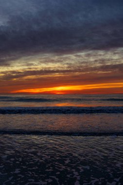 İspanya sahilinden güzel bir gün doğumu.