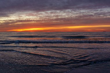 İspanya sahilinden güzel bir gün doğumu.