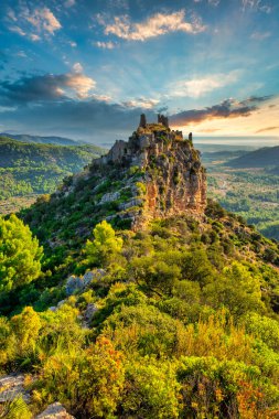 Günbatımında tepede harabe bir kale, İspanya