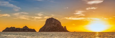Günbatımında İbiza sahillerinden Es Vedra adası, İspanya