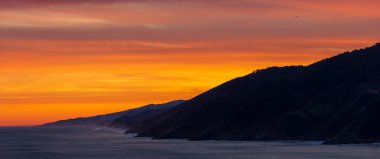 Zarautz bakış açısı turuncu bir günbatımında uzun pozda