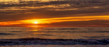 Sahilde güzel ve dramatik bir gün doğumu