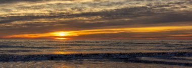 Sahilde güzel ve dramatik bir gün doğumu