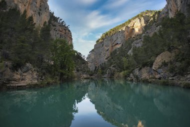 İspanya 'nın Montanejos de Castellon kasabasındaki nehir manzarası