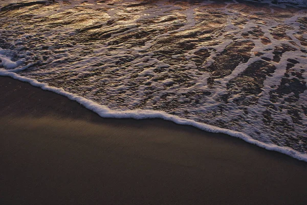 西班牙贝尼卡西姆海滩上多云的日出 — 图库照片